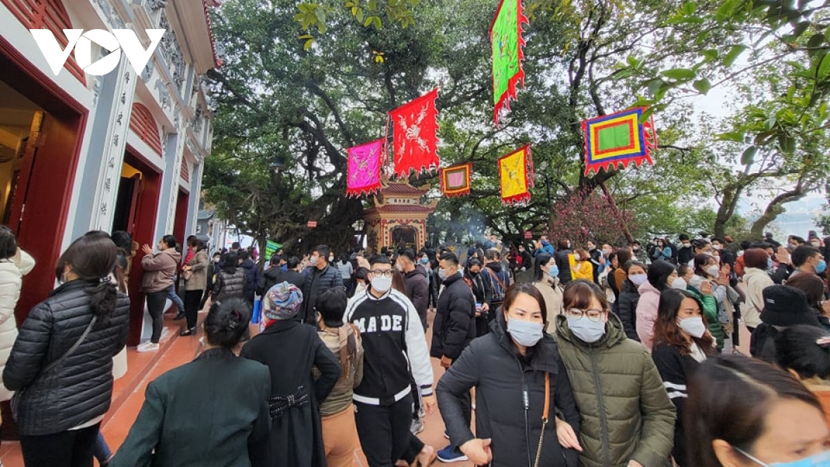 People flock to Tay Ho Temple in first Full Moon Festival